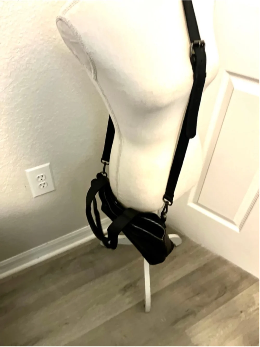 Vilenca Holland Leather Top Handle Convertible Crossbody Bag in Black